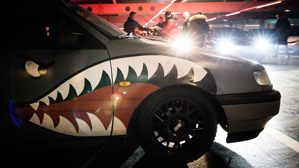 Lärmliga macht mobil gegen Krawall-Auspuffe Foto: Stefan Bohrer, Sissach, 15.1.22: Auto Tuner Treff in Sissach am Samstag Abend im Parking des Coop Bau&Hobby. (KEYSTONE/Stefan Bohrer)