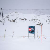 Brauchts da eine Haftpflichtversicherung? Ein Skifahrer passiert die schweizerisch-italienische Grenze im Skigebiet von Zermatt/Breuil-Cervinia.