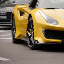 Der Lärm der anderen Ein gelber Ferrari Sportwagen in der Zuercher Innenstadt