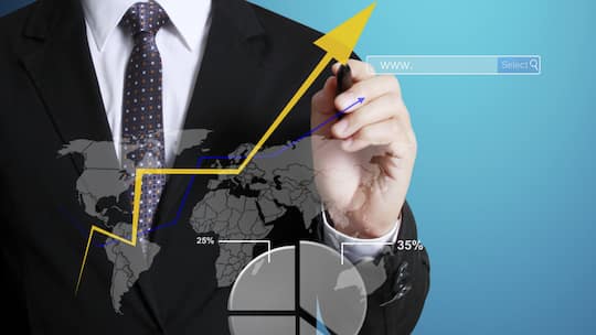 Mann zeichnet zwei Pfeile mit Renditen, die nach oben zeigen