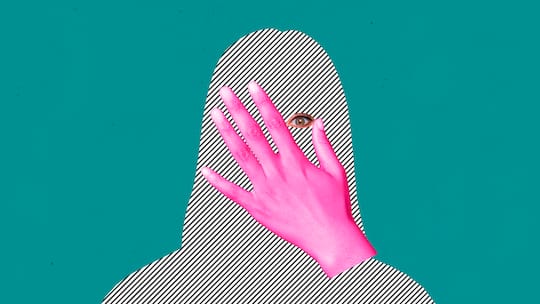 Eine Frau, von der nur eine Silhouette und ein Auge zu sehen ist, hält sich die Hand vor das Gesicht. Wer Opfer einer Straftat wurde, kann Anzeige erstatten und Opferhilfe beanspruchen