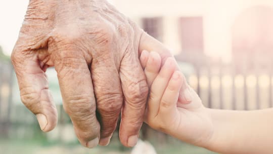 Grossmutter und Kind alte Hand haelt junge Hand