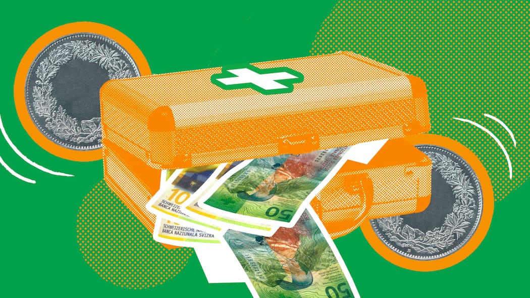 So sparen Sie bei den Prämien Ein Koffer mit Kreuz darauf und 50er-Banknoten darin vor Münzen und einem grünen Hintergrund - Der Beobachter gibt Tipps, wie Sie Ihre Gesundheitskosten bei der Krankenkasse aufgrund der gestiegenen Prämien senken können.
