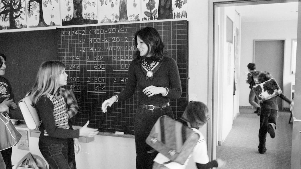 Eine Hommage an Lehrerinnen und Lehrer Eine Lehrerin verabschiedet die Schuelerinnen und Schueler in die Fruehlingsferien in der Schweiz, aufgenommen am 31. Maerz 1978. «Seid euren Kindern gute Lehrer und füttert sie mit euren Träumen», sang Graham Nash 1968. Manche Lehrerinnen und Lehrer sind verdammt gut darin. Erinnerungen aus der Beobachter-Redaktion.