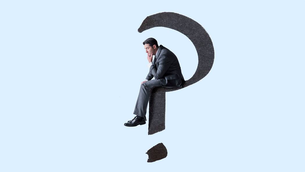 Krankenkassen-Vermittler kassieren bis zu 16’000 Franken Ein Mann im Anzug sitzt auf einem grossen Fragezeichen.