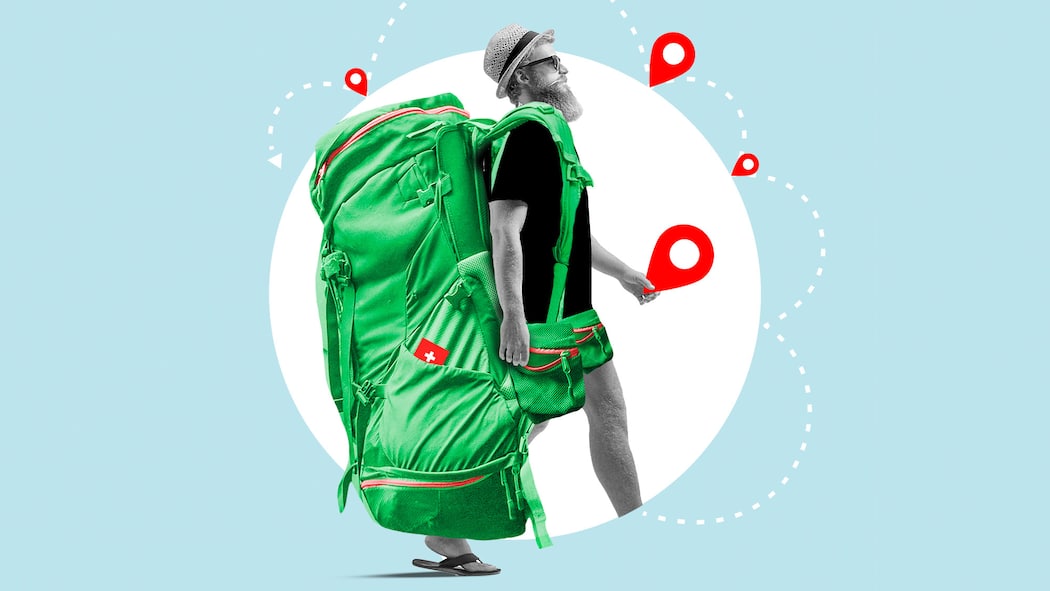 Die erste grosse Reise Ein junger Mann mit Sonnenbrille und Sonnenhut reist mit einem überdimensional grossen Rucksack. Wer nach dem Studium oder der Lehre um die Welt reisen will, sollte einige Vorkehrungen treffen