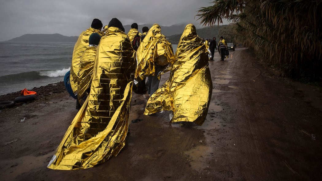 Die EU macht dicht – und die Schweiz? Geflüchtete Migranten werden mit Wärmedecken zugedeckt, nachdem sie mit einem Schlauchboot auf der griechischen Insel Lesbos angekommen sind. Die EU verschärft ihre Asylpolitik und schickt Flüchtlinge ohne Bleibechancen in ihr Herkunftsland zurück. Dieser politische Kurs hat auch Auswirkungen auf die Schweiz.