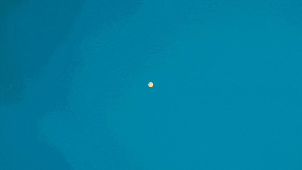 So entgehen Sie der Greenwashing-Falle beim Geld anlegen Eine Sonne aus Münzen auf blauem Hintergrund. Halbwahrheiten und Intransparenz: Die klassischen Banken sind nicht vorbereitet auf Kundinnen, die genau hinschauen. Ein Selbstversuch zeigt: Es gibt auch Alternativen.