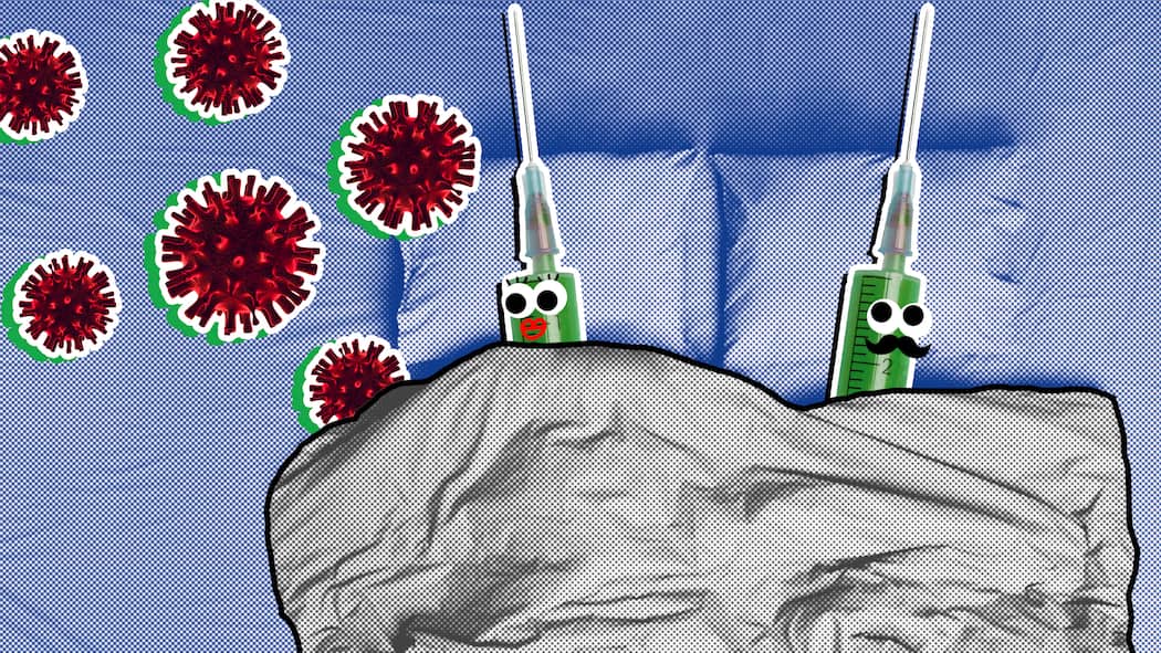 Immer mehr Buben werden gegen HPV geimpft – warum? Eine nach dem weiblichen und dem männlichen Geschlecht illustrierte Spritze liegen nebeneinander zugedeckt in einem Bett. Um sie herum schwirren Viren. Gegen humane Papillomaviren (HPV) sind primär Mädchen geimpft – nun kommen Buben dazu. Das sollte man bezüglich des HP-Virus und der Impfung wissen.