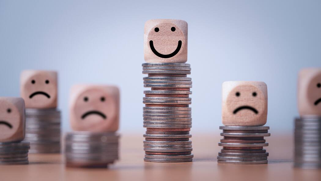 Unzufrieden mit dem Lohn – das können Sie tun Auf verschieden hoch gestapelten Geldmünzen stehen Holzwürfel mit traurigen Smileys. Nur auf dem höchsten Geldstapel ist ein glückliches Smiley. Eine Studie zeigt, dass ein tiefer Lohn der häufigste Kündigungsgrund für Schweizer Arbeitnehmende ist. Die Tipps, wie Sie zu mehr Lohn kommen – oder wie Sie den Bettel hinschmeissen und kündigen