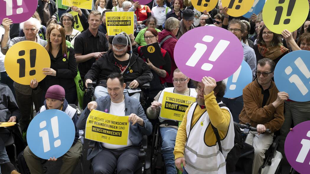 Menschen mit Behinderung fordern gleiche Rechte Sympathisanten und Sympathisantinnen posieren an der ersten Sammelaktion kurz vor einer Medienkonferenz zur Lancierung der eidgenoessischen Volksinitiative "Fuer die Gleichstellung von Menschen mit Behinderungen (Inklusions-Initiative)", am Donnerstag, 27. April 2023 in Bern. (KEYSTONE/Anthony Anex)