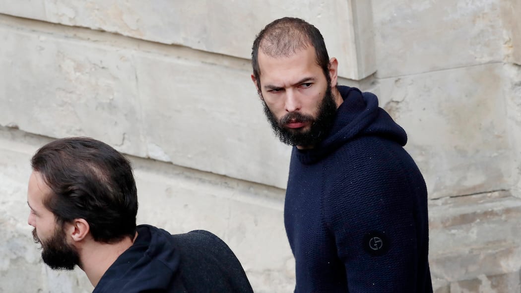 Influencer hetzen Schüler auf Andrew Tate nach der Gerichtsverhandlung in Bukarest. Über Tiktok, Instagram und Youtube erreichen antifeministische Influencer wie Andrew Tate und Konsorten täglich Millionen Jugendlicher. Die Folgen bekommen auch Lehrpersonen zu spüren.