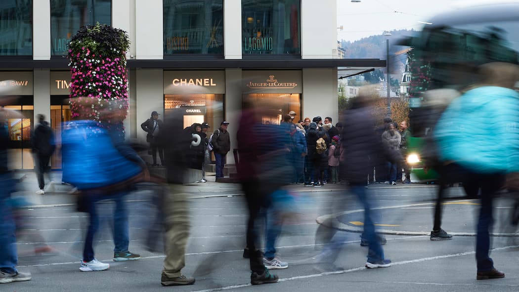 Früher Ladenschluss: Luzern hält den Schweizer Rekord Schwanenplatz: Hier sind die Läden wegen der Touristen auch sonntags geöffnet; alle anderen in der Altstadt müssen schliessen. Kampf um Öffnungszeiten Um 17 Uhr ist Ladenschluss Luzern hat das strengste Ladenschlussgesetz der Schweiz – trotz Touristinnen und Expats aus aller Welt. Verweigert sich der Kanton dem modernen Lifestyle?