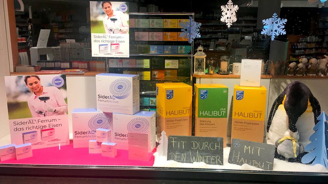 Präsentiert von Ihrem Apotheker Werbung für Arzneimittel im Schaufenster einer Apotheke