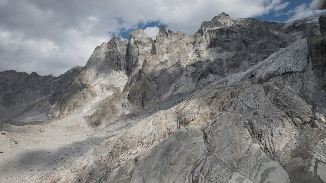 Bergsturz von Bondo: Staatsanwaltschaft klagt mehrere Personen an Die Berge überhalb von Bondo mit Blick auf die Abbruchstelle des Bergsturzes.