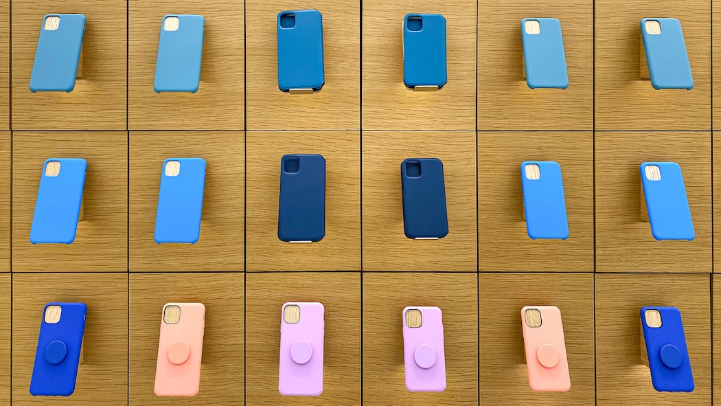 «Wir haben nie Fälschungen bestellt» Handyhüllen auf einem holzigen Hintergrund