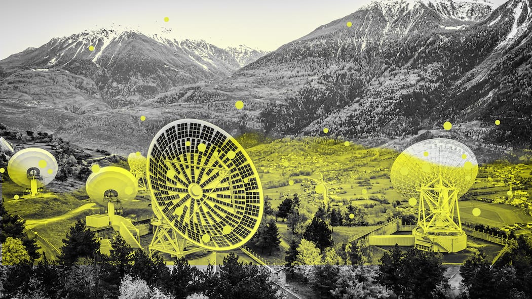 Das sagt die Wissenschaft zu den «Industrie-Tricks» Parabolantennen in einem Alpental in schwarz-weiss mit einem gelben Overlay. Martin Scheringer von der ETH entlarvt im Interview eines der wichtigsten Argumente der Chemie-Lobby im Kampf gegen ein weitereichendes PFAS-Verbot in der EU.