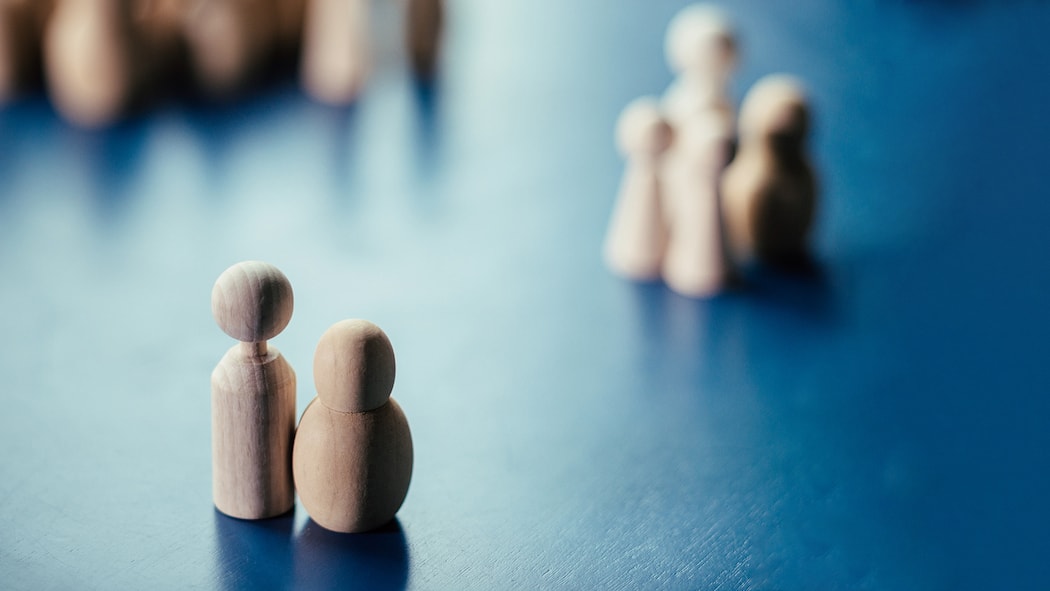 Tausende Babys illegal aus Indien in die Schweiz gebracht Symbolbild mit Holzfigürchen - Bei Adoptionen aus Indien wurden systematisch gesetzliche Vorgaben missachtet, und bis heute ist nicht klar, wer die Mütter waren. Eine neue Studie zeigt: Die Behörden wussten davon und unternahmen nichts