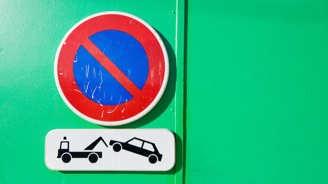 1427 Franken fürs Abschleppen sind nicht strafbar Auto-Abschleppschild auf grünem Hintergrund