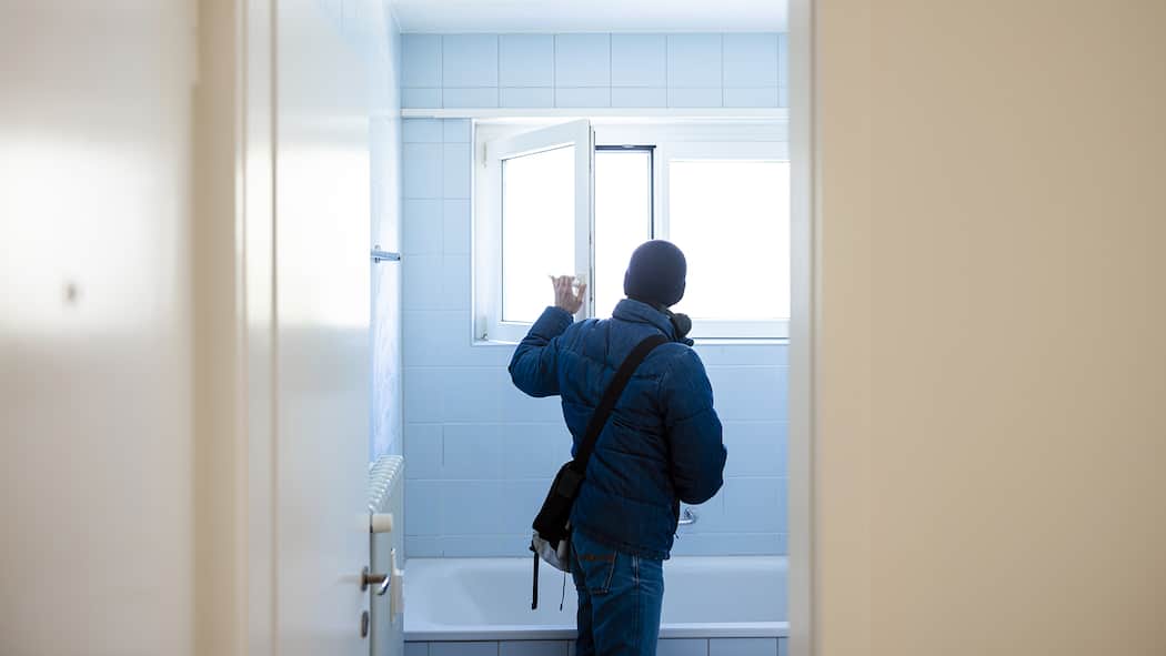 In diesen drei Fällen dürfen Vermieter erhöhen Interessent betrachtet eine Wohnung - Die Mieten steigen von Jahr zu Jahr, besonders in Städten. Doch die Vermieterschaft kann den Preis nicht einfach so erhöhen