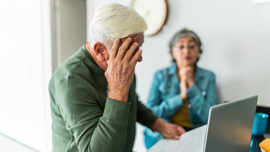 Betroffene bangen um 2 Millionen Franken Älteres Paar am Laptop - Beim Beobachter melden sich immer mehr Kundinnen und Kunden der BZ Berater Zentrum AG. Sie machen sich Sorgen über ihr Geld, das sie über den Vermögensverwalter angelegt haben