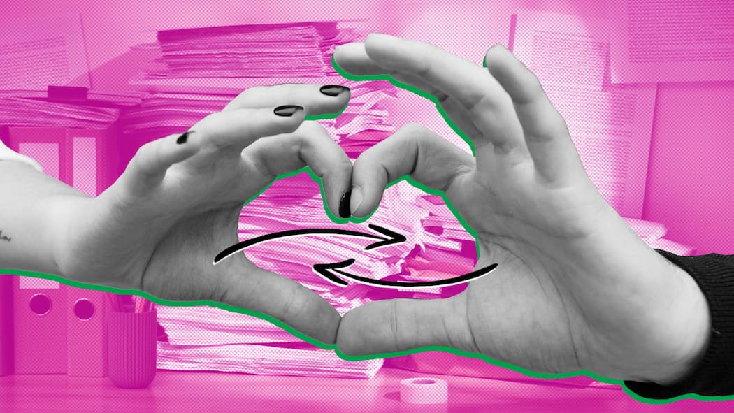 Vorsorge ohne Eheschein – so gehts Zwei Hände sind vor einem pinkfarbigen Hintergrund mit Aktenordnern zu einem Herz geformt – Unverheiratete Paare sind nicht speziell geschützt, wenn sie sich trennen oder wenn ein Partner stirbt. Diese Vorkehrungen sollten Paare im Konkubinat treffen..