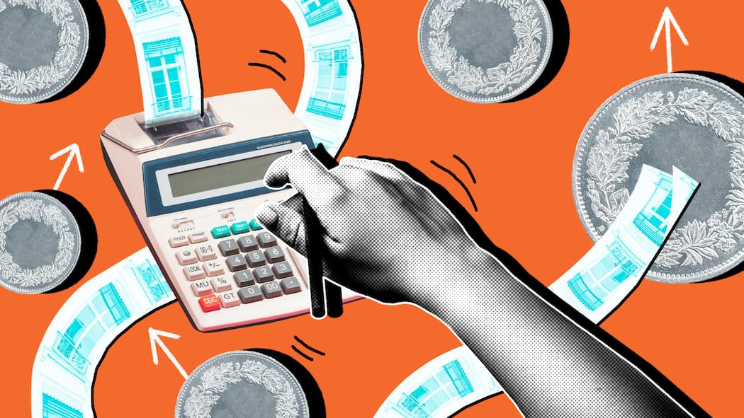 So viel darf die allgemeine Kostensteigerung betragen Eine Person tippt auf einen altmodischen Taschenrechner, dessen Berechnungen ausgedruckt werden. Darum herum befinden sich Münzenstücke. Nebst dem gestiegenen Referenzzinssatz geben Vermieterinnen und Vermieter auch die «allgemeine Kostensteigerung» an die Mieterinnen und Mieter weiter. Was bedeutet das und wie überprüft man, ob diese Berechnung korrekt ist?