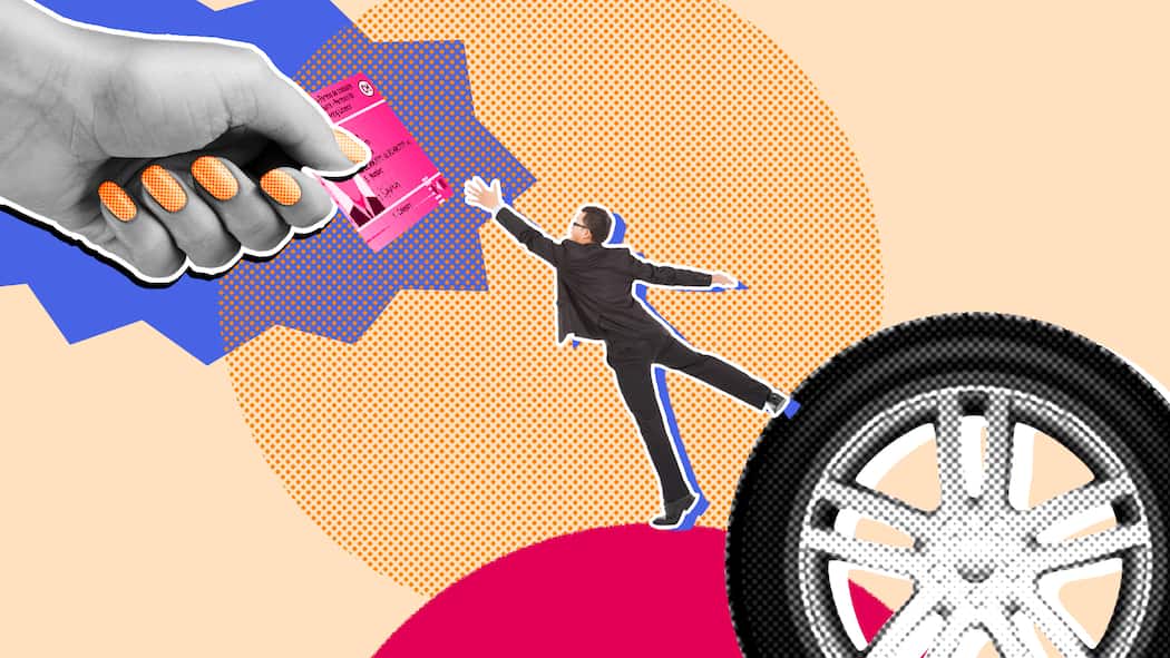 Fahrausweis weg – was jetzt? Ein Mann greift nach einem Fahrausweis in einer übergrossen Hand über ihm. Sechs Fakten zum Ausweisentzug