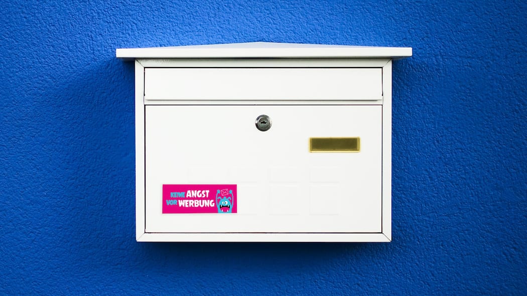Die Post wirbt für mehr Werbung Ein Briefkasten mit einem Kleber auf dem steht "Keine Angst vor Werbung"