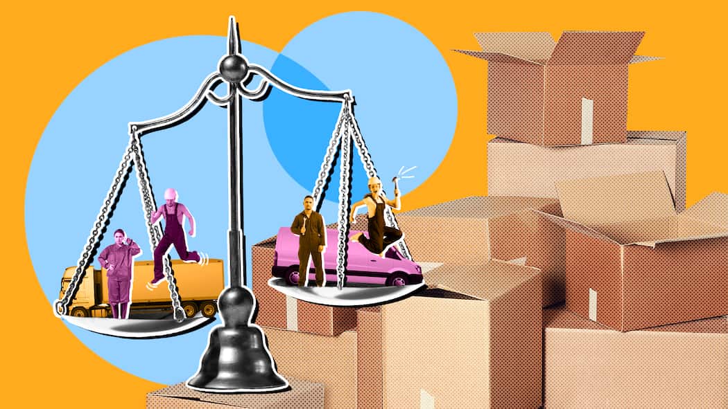 Zügelfirma finden – mit diesen 5 Tipps klappts Eine Waagschale mit einem Paar und Transporter sowie zwei Männern und einem Lkw vor Umzugskartons. Tipps für stressfreies Zügeln.