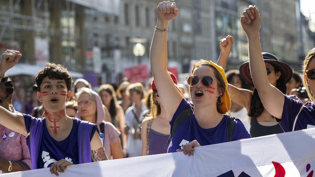 Warum die Schweiz Spanien hinterherhinkt Am Frauenstreik vom 14. Juni 2023 protestieren Frauen für mehr Gleichstellung und Frauenrechte.