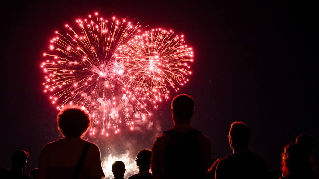 Das ist bei Feuerwerk zu beachten Menschen schauen Feuerwerk