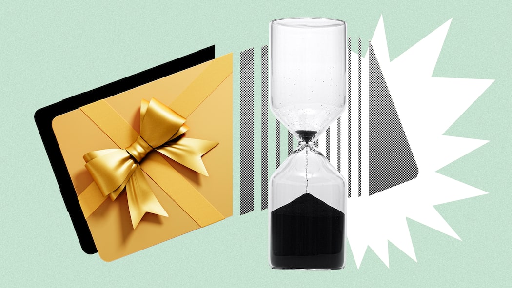 Geschenke mit Verfallsdatum Eine Geschenkkarte neben einer Sanduhr vor grünem Hintergrund. Wann Geschenkbons ihre Gültigkeit verlieren.