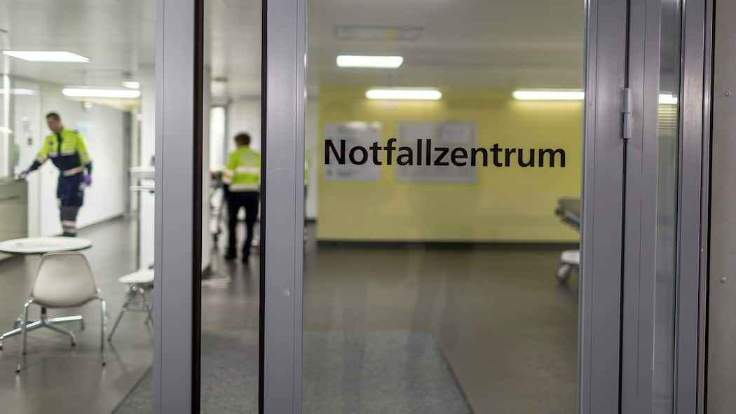 Notfallstationen laufen am Limit Eingang zum Notfallzentrum mit zwei Sanitätern