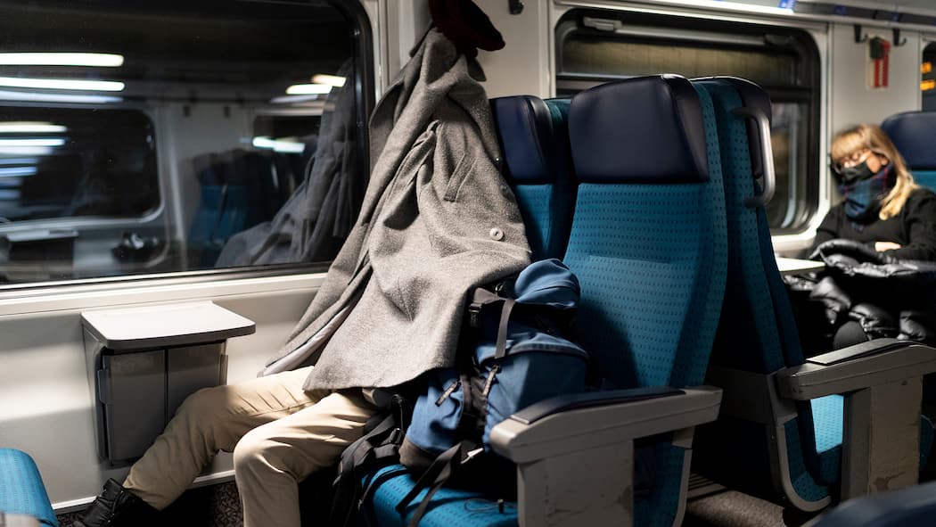 Haben Sie gut geschlafen? Wer pendelt, kennt den Kampf gegen die bleierne Müdigkeit im Nahverkehr. Das muss nicht sein.