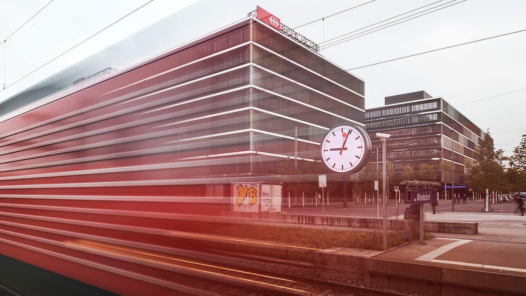 So können Sie bei den SBB reklamieren  Zu fährt an riesiger SBB Uhr vor dem neuen SBB Hauptsitz in Bern vorbei.