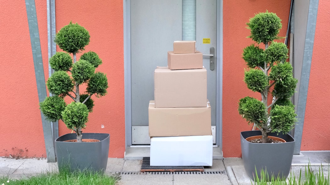 Jetzt werden Pakete geklaut – wie schützt man sich? Ein Paketstapel steht vor einer Haustüre. Weihnachtszeit ist Päckli-verschick-Zeit. Und Klau-Zeit. Wie oft Pakete gestohlen werden und was Sie dagegen tun können.