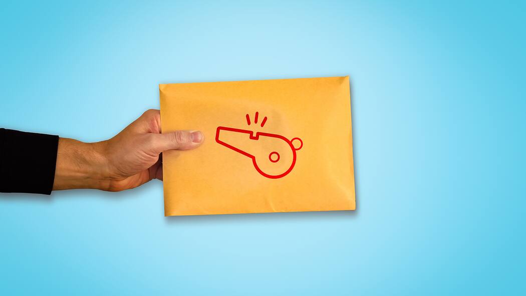Immer mehr Meldestellen für Missstände Eine Hand hält ein Couvert, in dem sich eine vertrauliche Meldung befindet. Eine Studie hat untersucht, dass es immer mehr Meldestellen für Whistleblower gibt