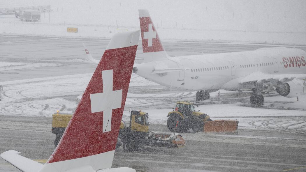 Das sind Ihre Rechte, wenn der Flug ausfällt Fahrzeuge befreien den Flughafen Zürich von den verschneiten Pisten. Diese Rechte haben Sie, wenn Ihr Flug wegen dem Winterchaos ausfällt.