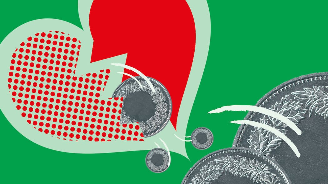 So passen Sie die Alimente an die Teuerung an In einem zerbrochenen Herz steckt eine grosse Geldmünze - Wenn die Lebenshaltungskosten mit der Teuerung steigen, dann steigen auch die Alimente. Doch ist das wirklich immer so? Das müssen Sie zur Scheidungsalimente wissen.