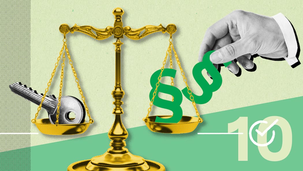 Fairness lohnt sich Auf einer Goldwaage platziert eine Hand zwei Gesetzesparagrafen auf der einen Schale und einen Wohnungsschlüssel auf der anderen Schale. Was macht eine faire Vermieterschaft aus? Zehn Tipps, was es dazu zu wissen gibt.