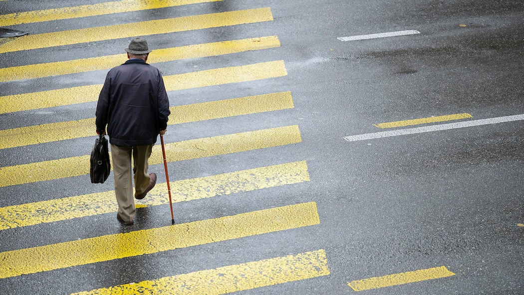 Wieso so viele Pensionierte keine Hilfe vom Staat beantragen Rentner überquert einen Fussgängerstreifen. Vielleicht hätte er Anspruch auf EL – und weiss es nicht.