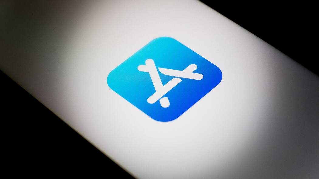 Wann kommen die neuen iPhone-Funktionen in die Schweiz? Das Logo des Apple-Stores wird gross auf einem Smartphone Display gezeigt.