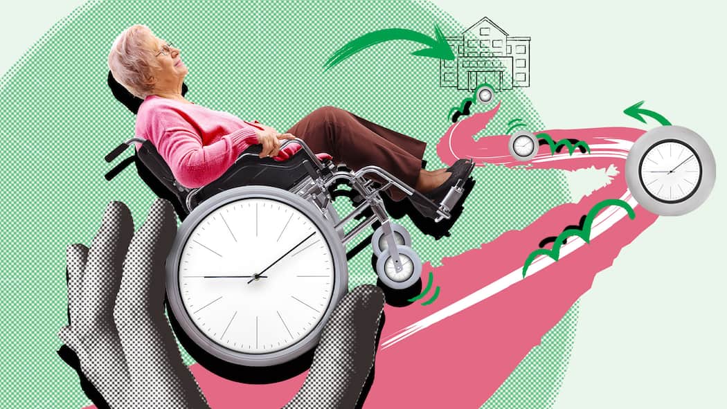 Wann ist es Zeit fürs Altersheim? Eine alte Frau in einem Rollstuhl mit Uhr wird von einer übergrossen Hand geschoben. Wann die Zeit reif ist fürs Altersheim.