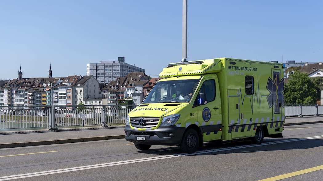 So wirkt sich Tempo 30 auf Ambulanz und Feuerwehr aus Ein Ambulanz-Fahrzeug faehrt ueber die Johanniterbrueckein Basel, am Dienstag, 23. Juni 2020. (KEYSTONE/Georgios Kefalas)