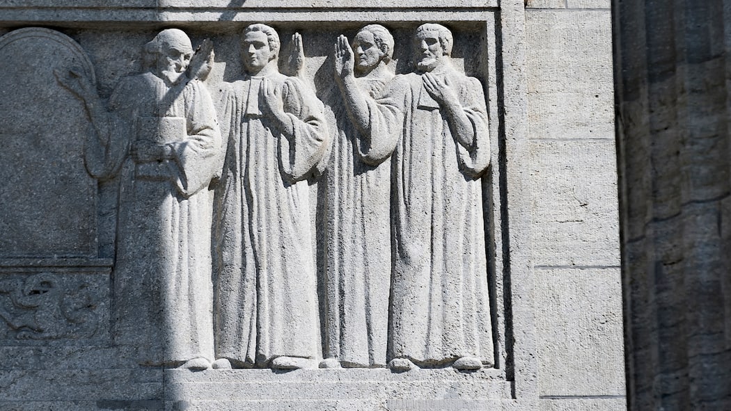 Wer Sozialhilfe bezieht, muss Pensionsgeld nicht aufbrauchen Aussenansicht des Schweizer Bundesgerichts in Lausanne. Recht auf Sozialhilfe auch mit Altersguthaben: Nun müssen viele Gemeinden ihre Praxis ändern.