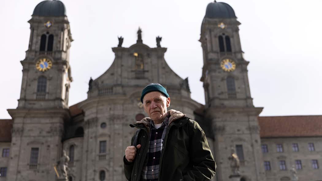 Er musste in die Kammer des Paters – «es war grauenhaft» Walter Gerzner steht vor dem Kloster Einsiedeln