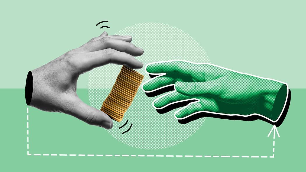 PK-Rente oder Kapital beziehen: Was ist besser für Sie? Eine Hand reicht einer anderen Hand einen Stapel mit Münzen. Immer mehr Pensionierte entscheiden sich dafür, das in der Pensionskasse angesparte Altersguthaben als Kapital zu beziehen statt als Rente. Warum das so ist und wie Sie sich entscheiden können