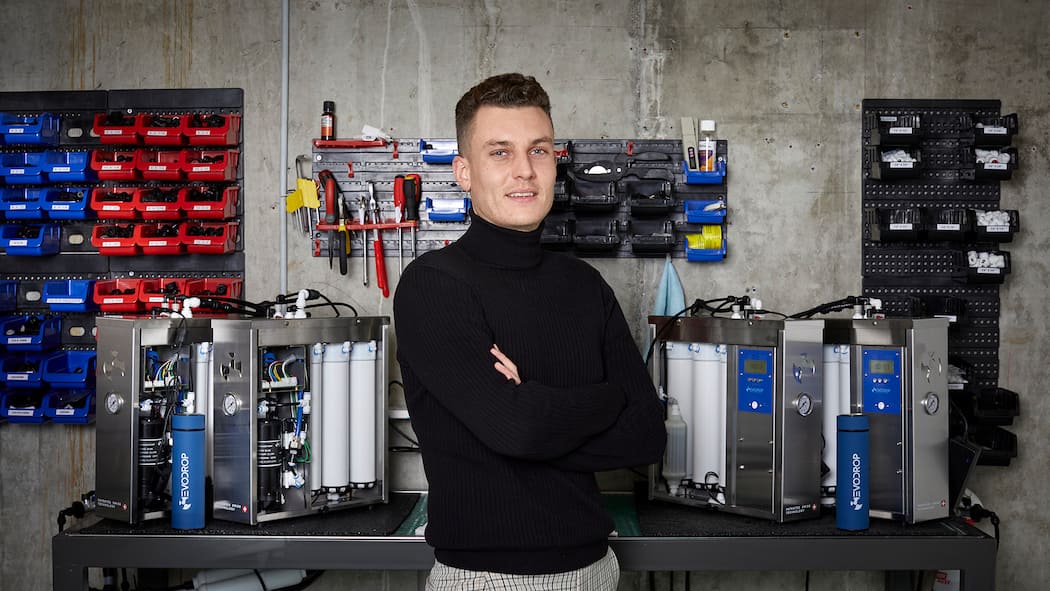Die gefilterte Wahrheit von Evodrop Evodrop-Gründer Fabio Hüther steht vor seinen Geräten