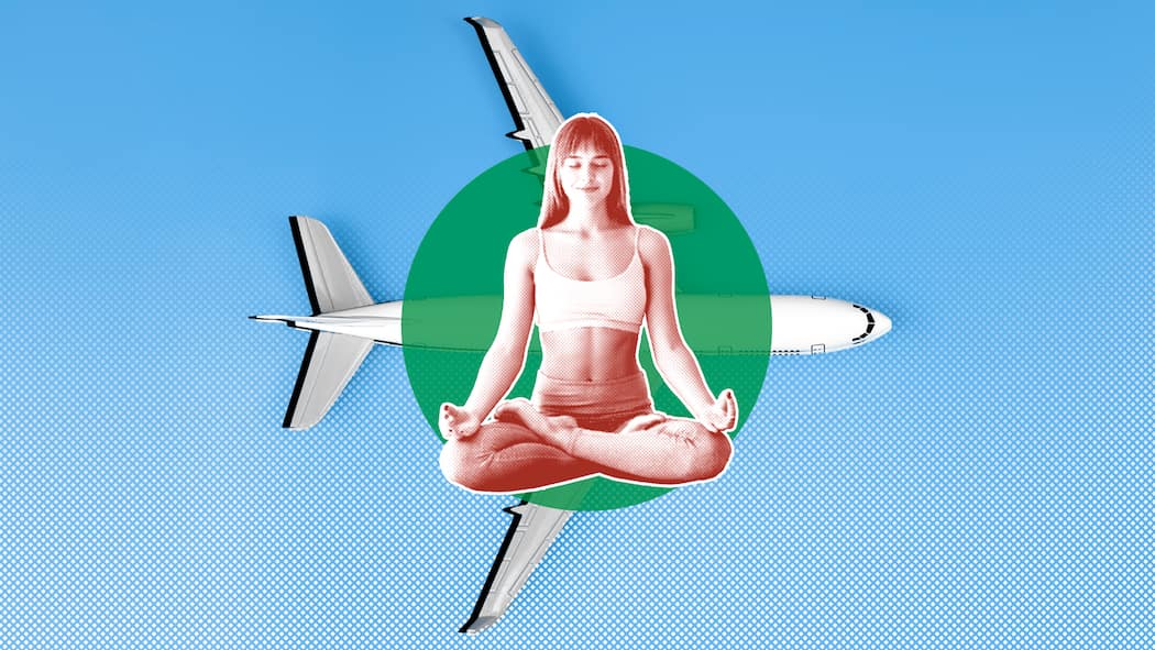 So werfen Sie die Flugangst über Bord Eine Frau im Lotussitz vor einem grünen Kreis und einem Flugzeug mit blauem Hintergrund. Was man gegen Flugangst tun kann.